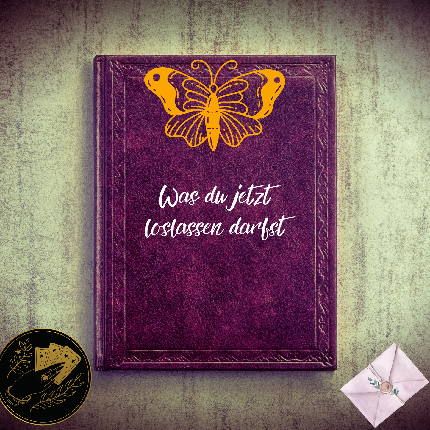 Ein Tarot-Karten-Set. Die obere Karte zeigt eine Waage, die ins Ungleichgewicht gerät, und darunter sind Tarotkarten in einem Umschlag mit der Aufschrift 'Ballast abwerfen' zu sehen.