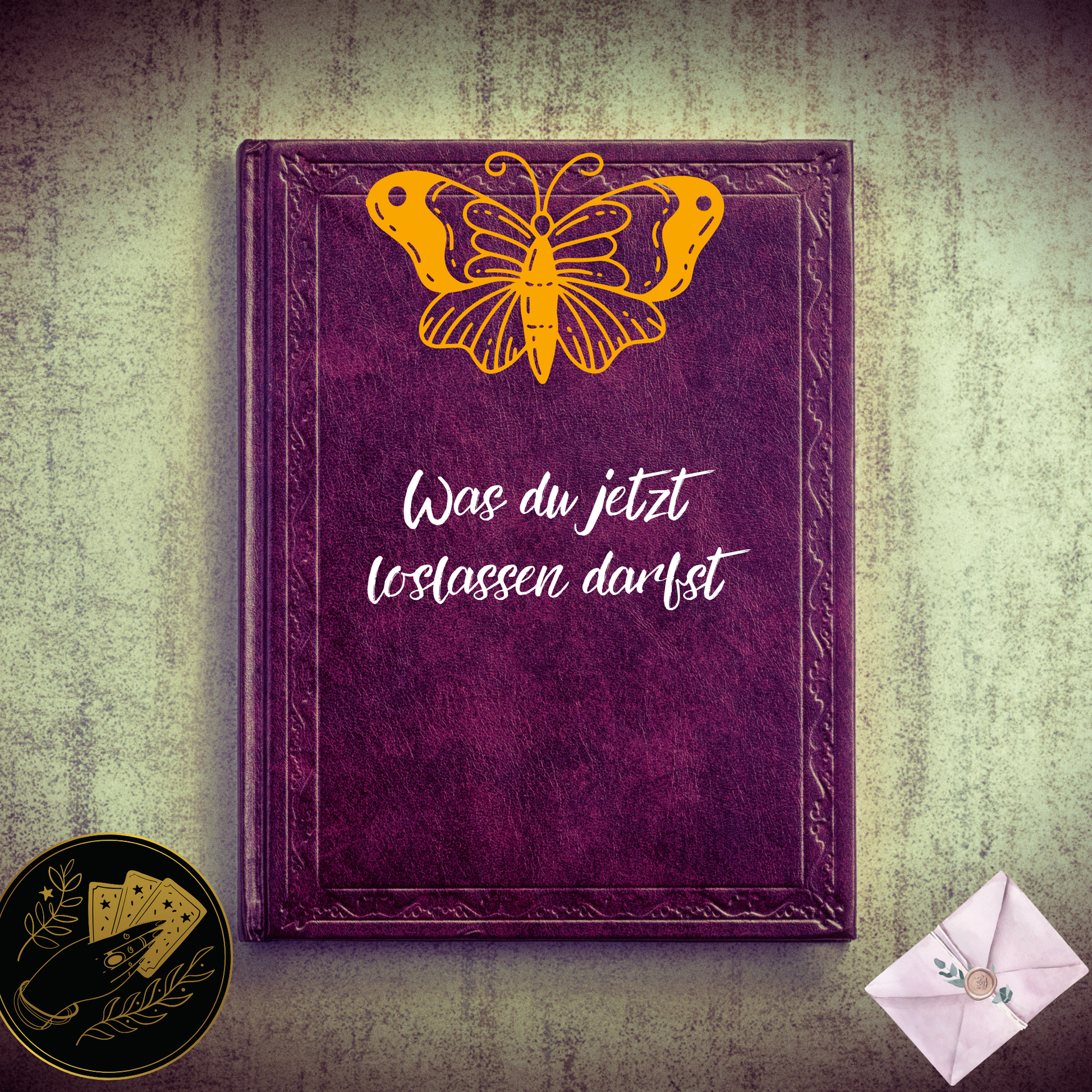 Ein Tarot-Karten-Set. Die obere Karte zeigt eine Waage, die ins Ungleichgewicht gerät, und darunter sind Tarotkarten in einem Umschlag mit der Aufschrift 'Ballast abwerfen' zu sehen.