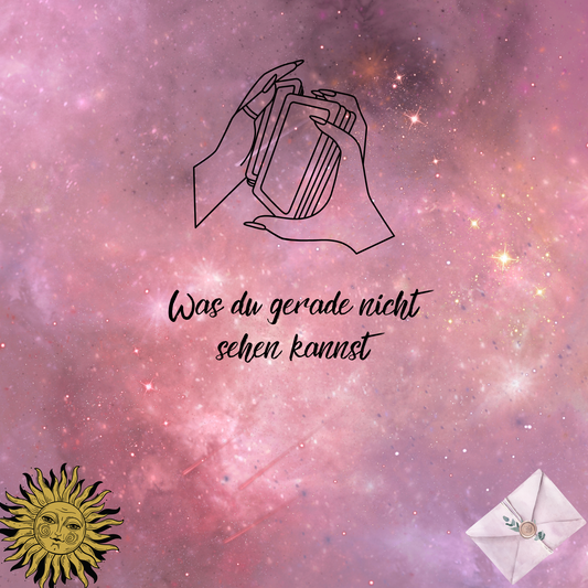 Drei Tarot-Karten, die in einem Dreieck angeordnet sind. Eine Hand schiebt einen roten Vorhang beiseite, hinter dem die Karten sichtbar werden.